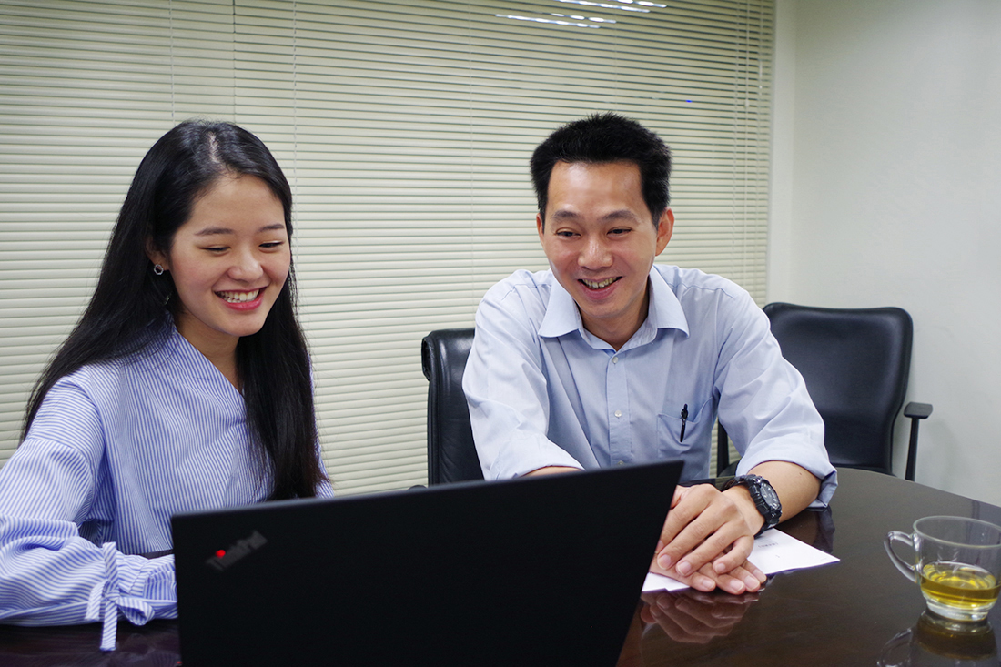 TS Cloud showcasing the functionalities of Hangouts Chat to Mr. Li of Tonlin Departmental Store